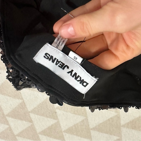 Nwot DKNY
SEQUINS AND MESH MINI SKIRT - Picture 3 of 4